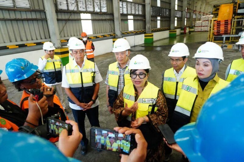 Hingga 20 November 2025, Petrokimia Gresik menyiapkan 299.369 ton stok pupuk bersubsidi nasional. Komisi VII DPR RI memastikan dukungan harga gas $6.5/MBBTU.