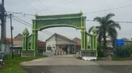 Desa Kemudi di Gresik, penghasil ikan utama, menghadapi kendala infrastruktur. Dari 800 ha wilayah, tambak menjadi penopang ekonomi, namun distribusi terhambat.