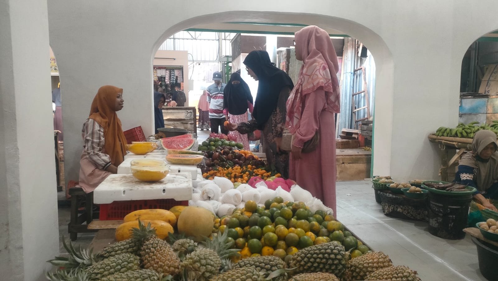 Penjual buah di pasar Sidayu Gresik